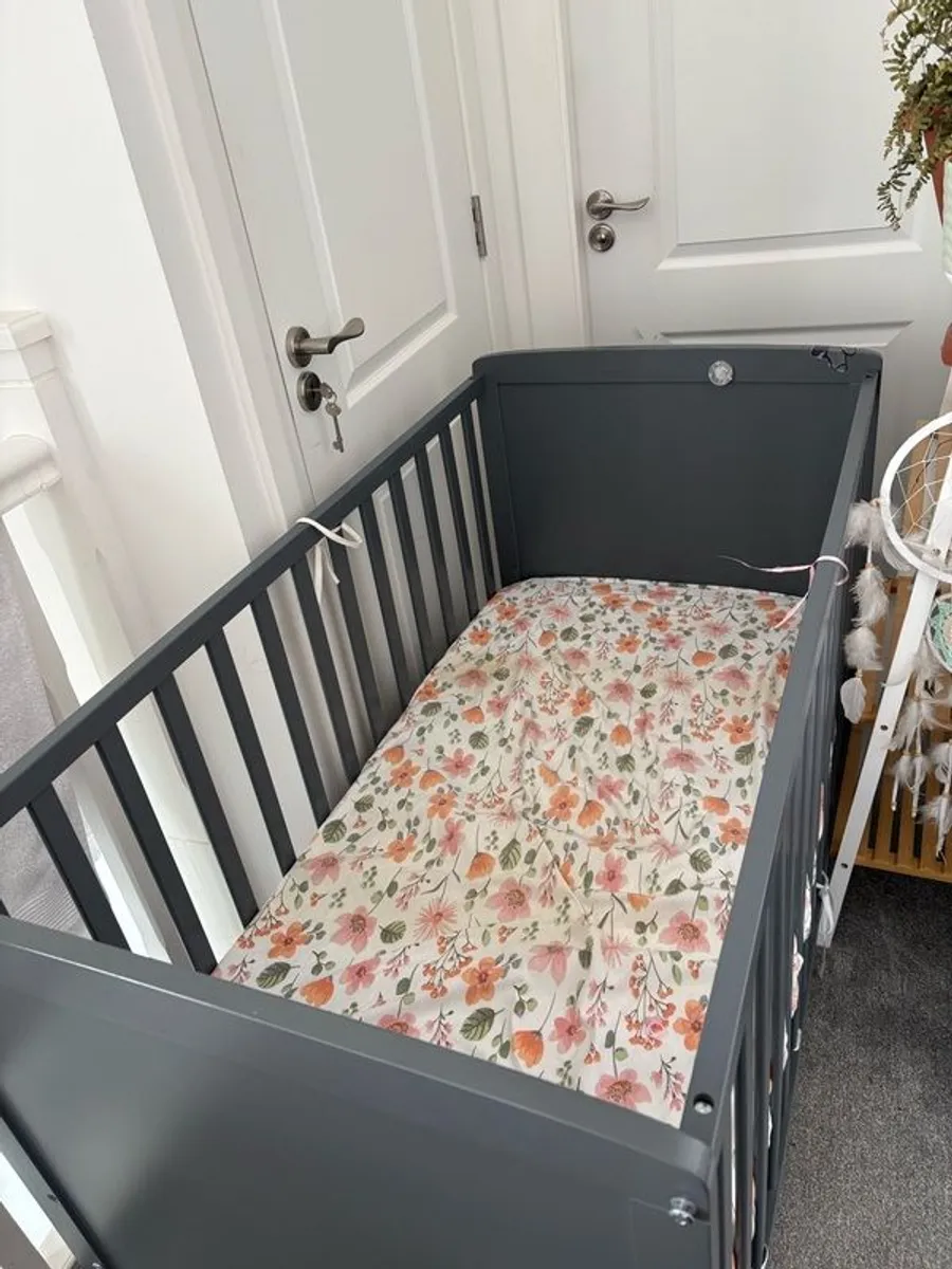 baby cot - Image 1