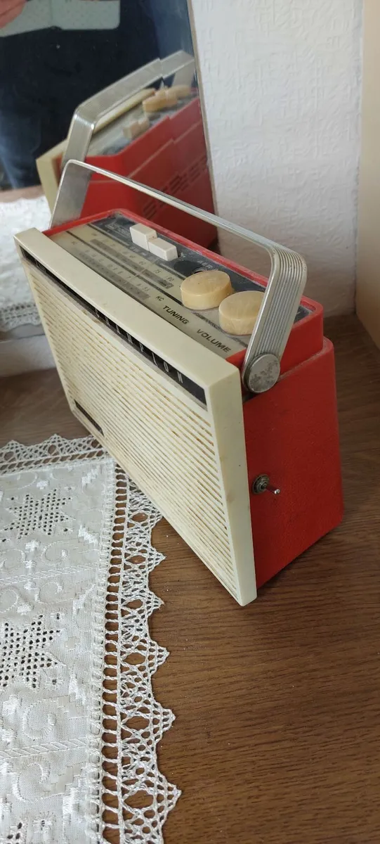 TRANSISTOR RADIO - Retro- 1960s - Image 3