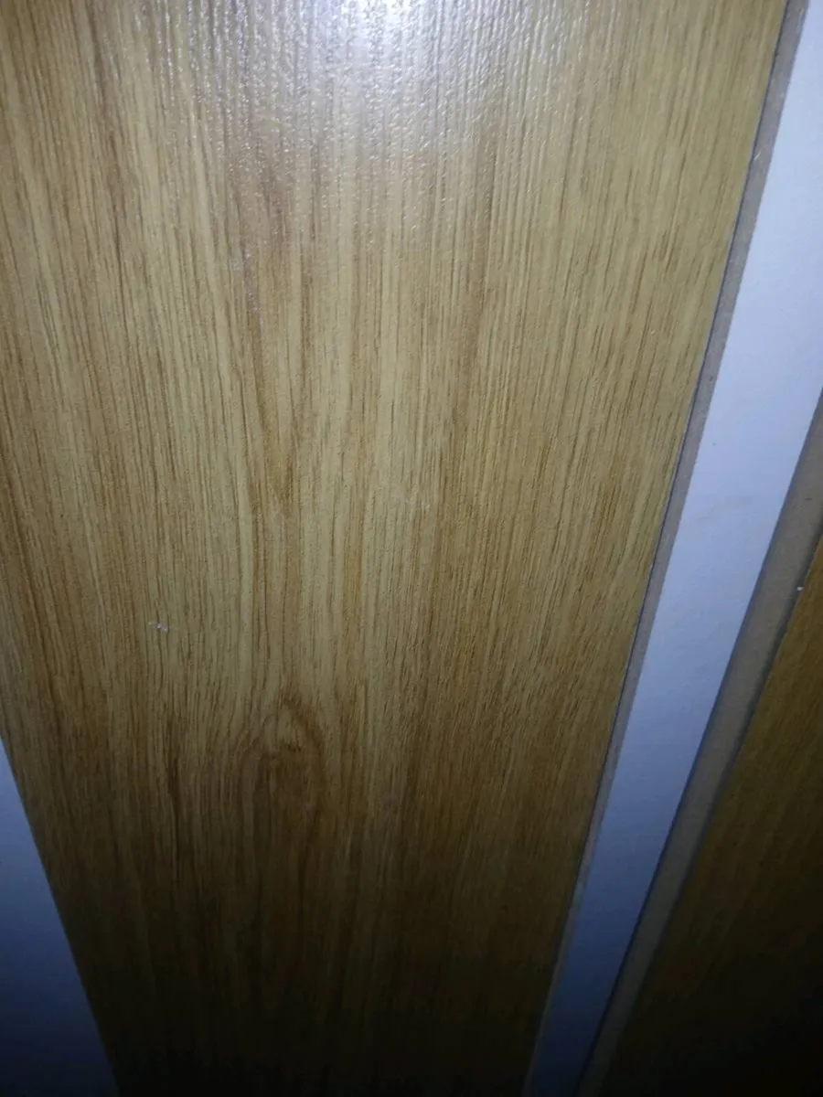 13.5 square metrea Laminate floor - Image 3