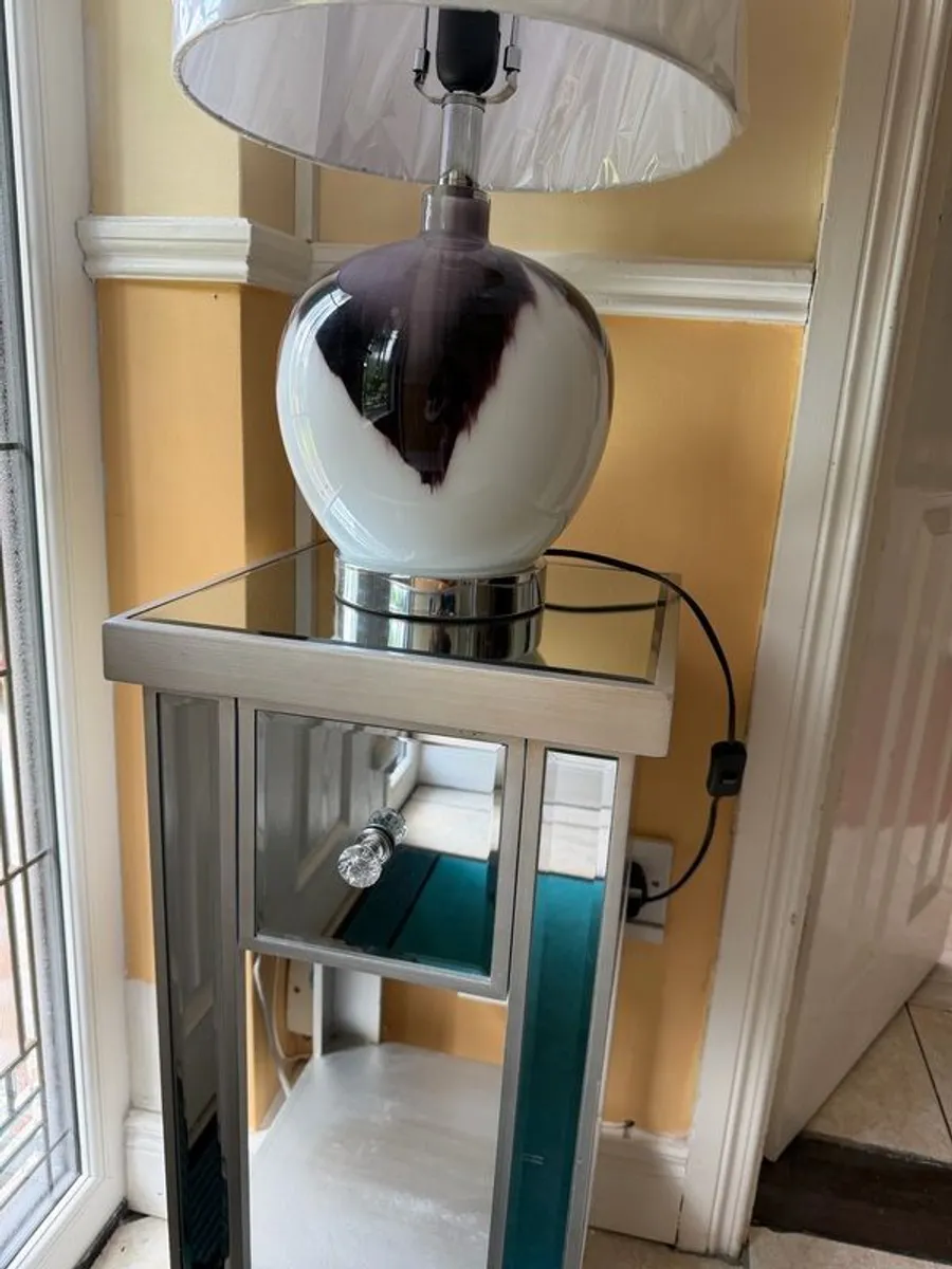 Table and lamp - Image 2