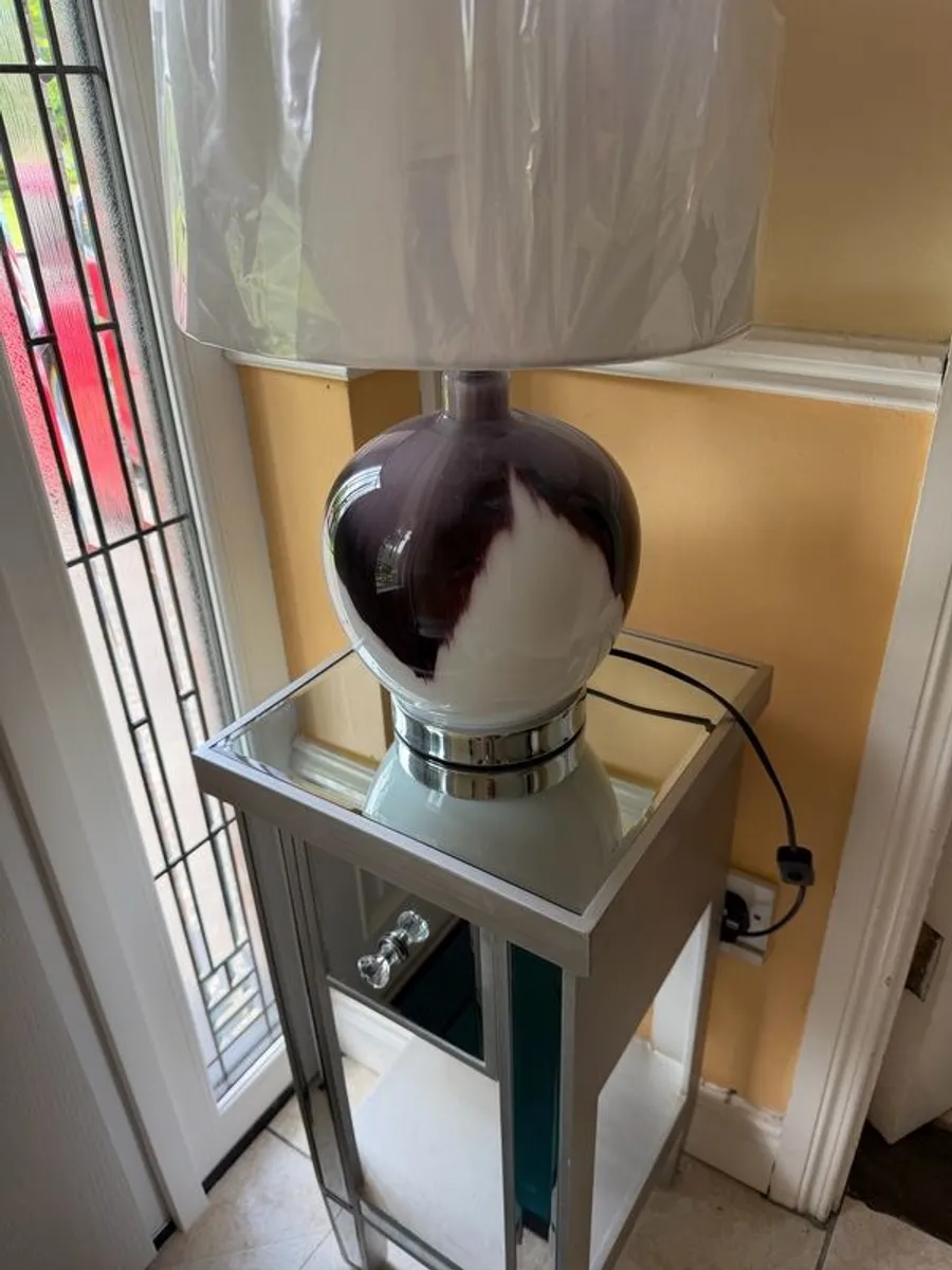 Table and lamp - Image 3
