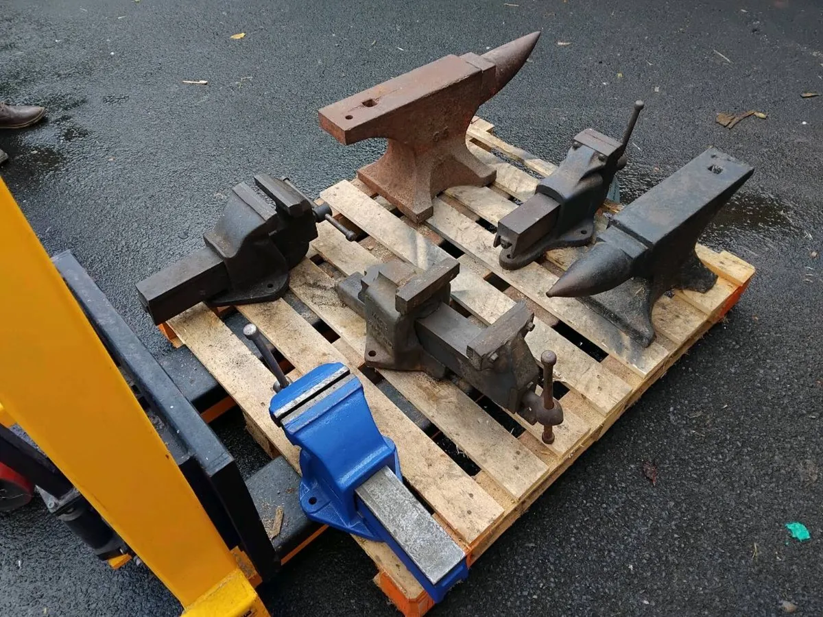 BLACKSMITHS ANVIL AND VICE - Image 2