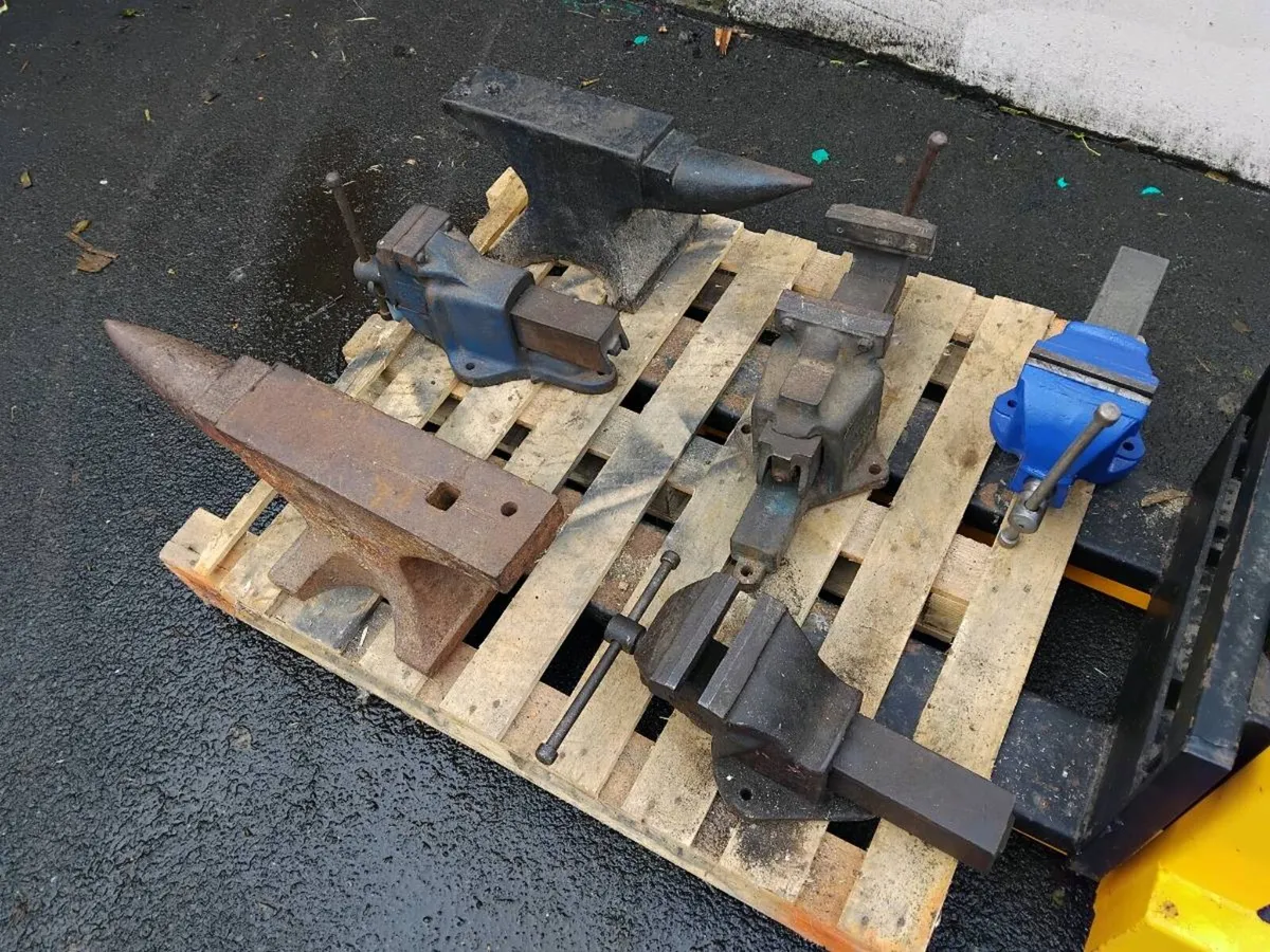 BLACKSMITHS ANVIL AND VICE - Image 3