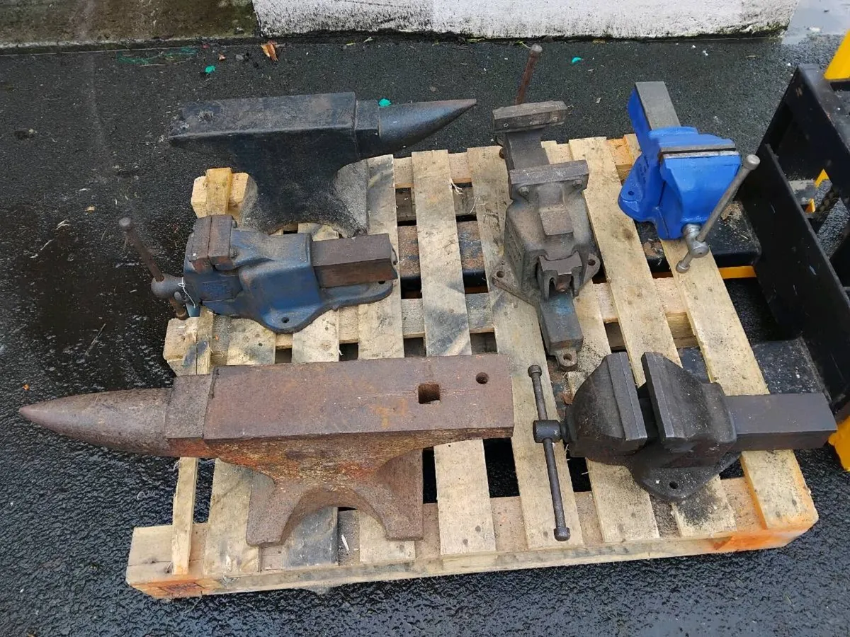 BLACKSMITHS ANVIL AND VICE - Image 4