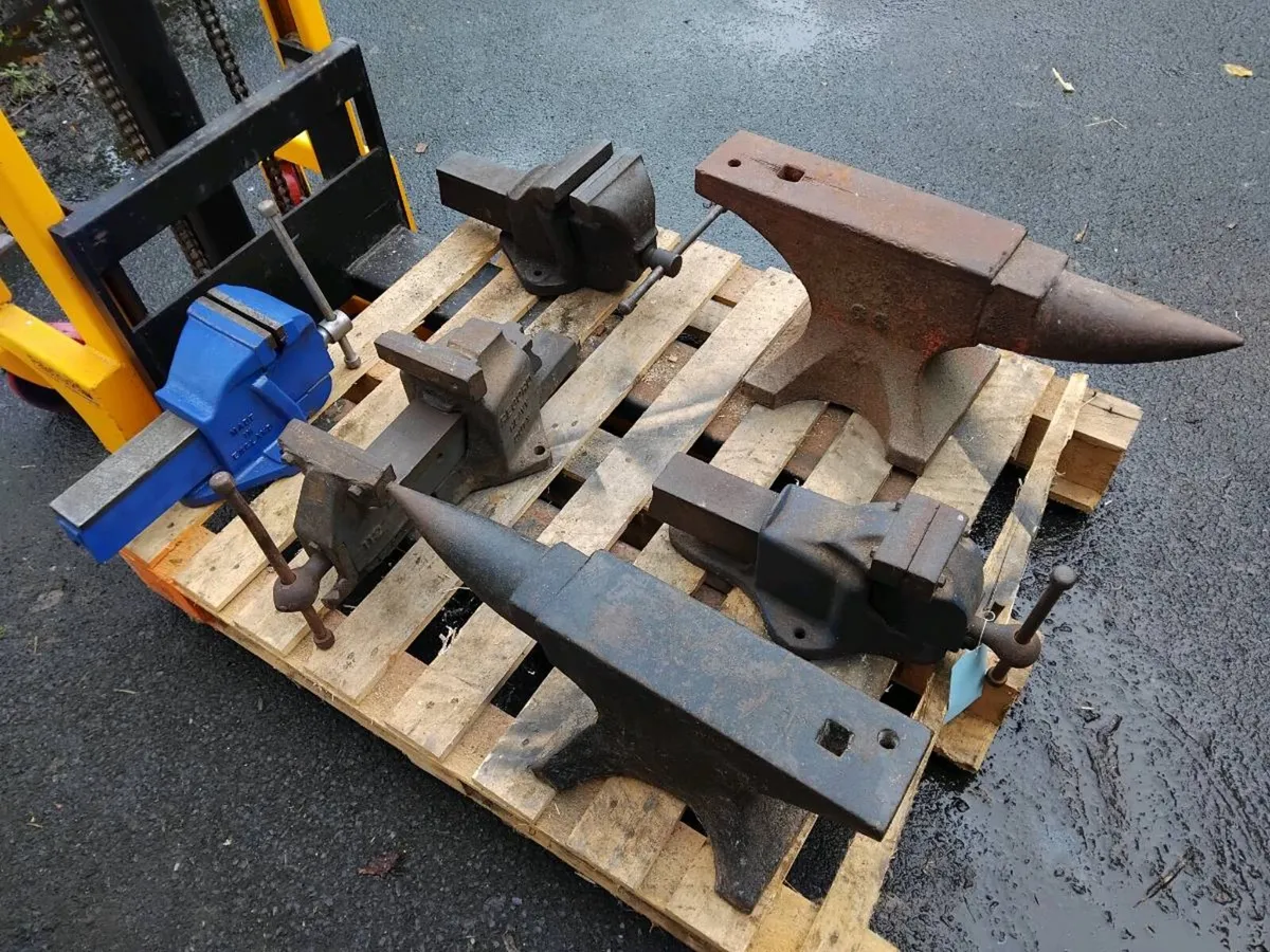 BLACKSMITHS ANVIL AND VICE - Image 1