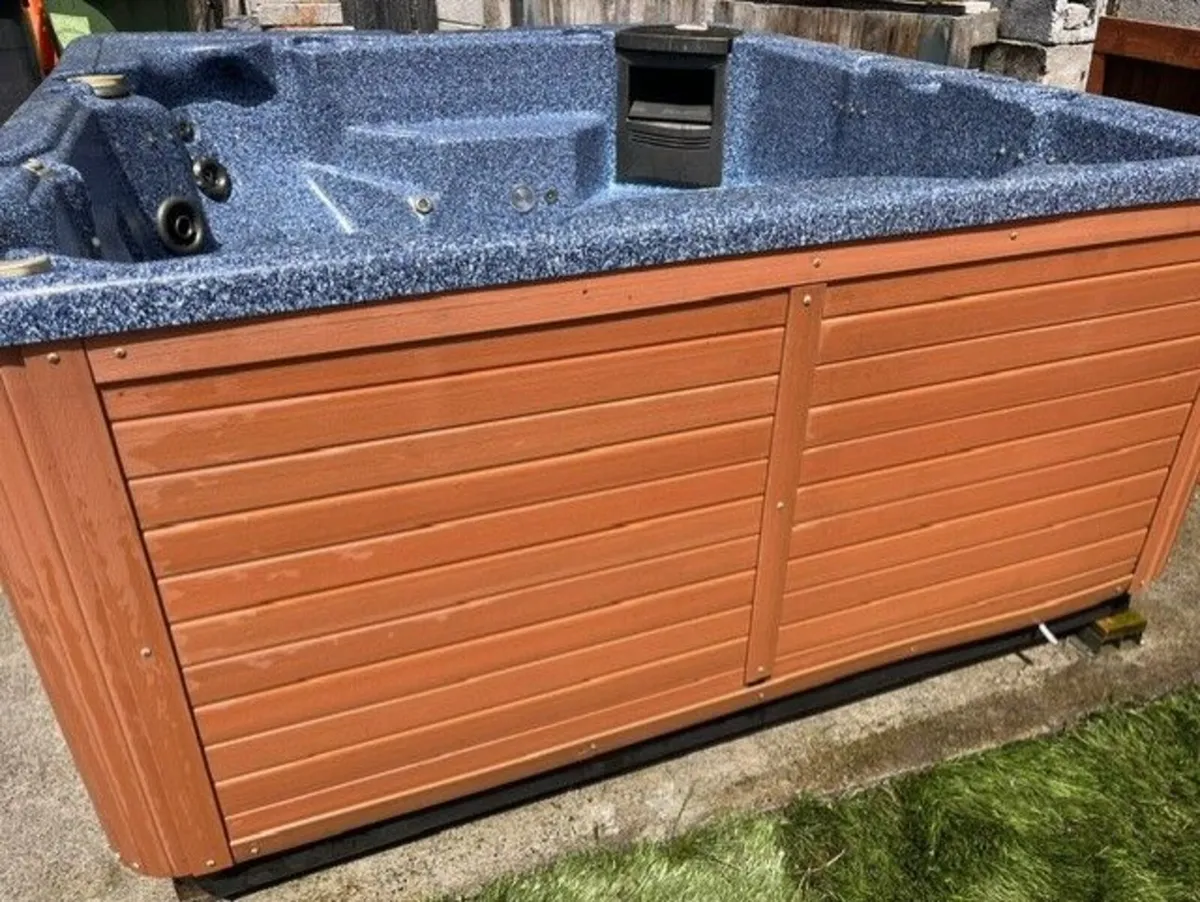 Vita spa 100 HOT TUB - Image 1