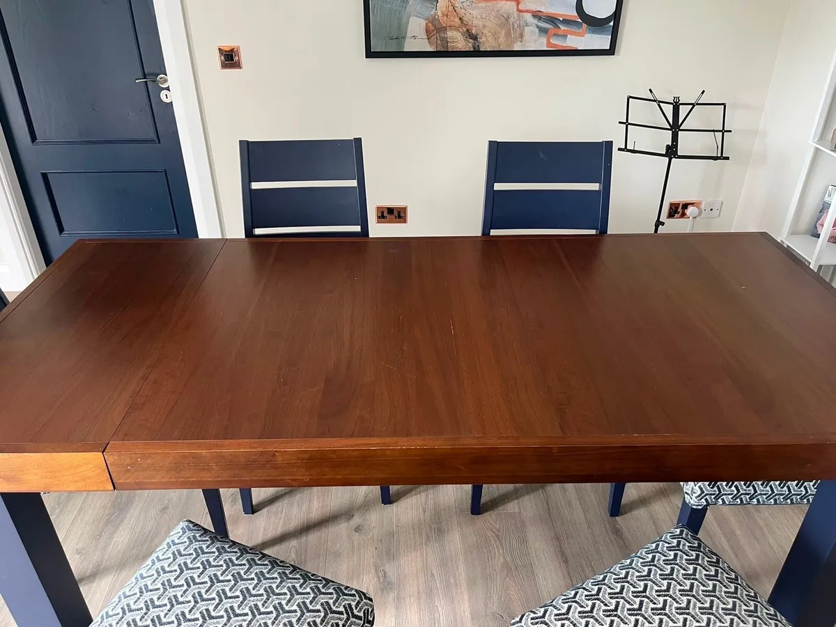 Extendable table and 6 chairs - Image 1