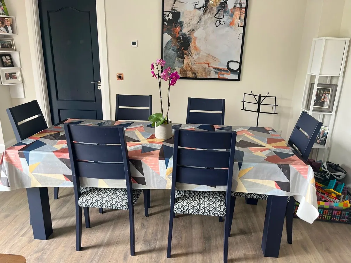 Extendable table and 6 chairs - Image 4