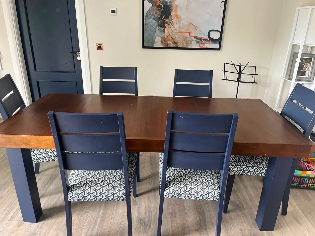 Extendable table and 6 chairs - Image 2