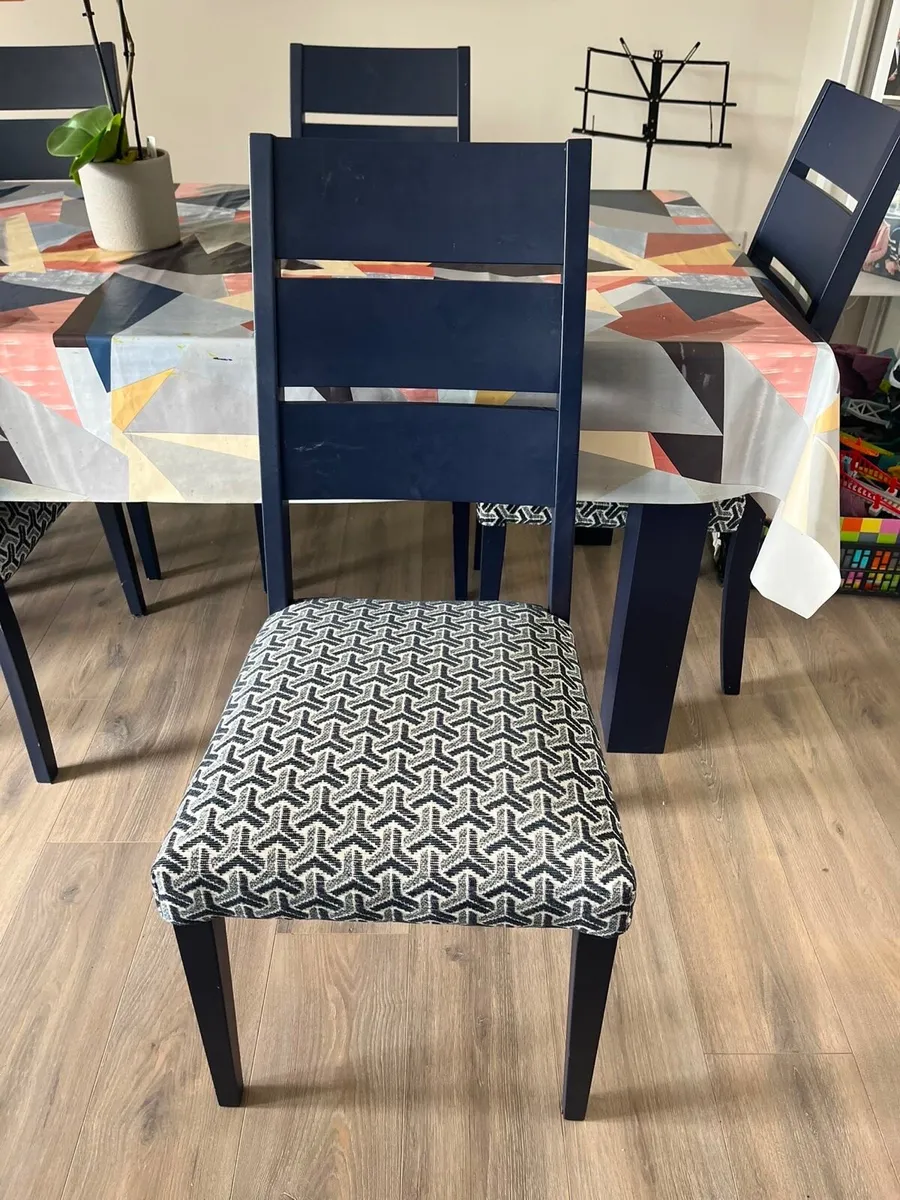 Extendable table and 6 chairs - Image 3