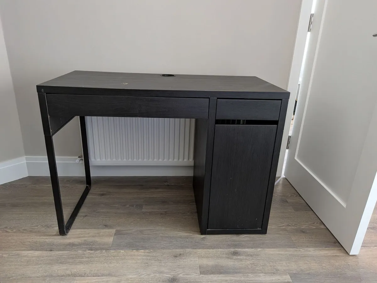 Desk table - Image 1