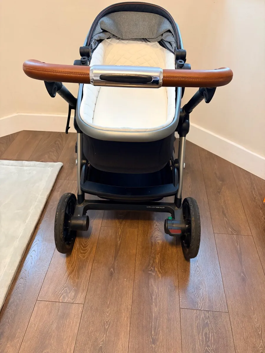 Silver Cross Pushchair, Carrycot and Car Seat - Image 4