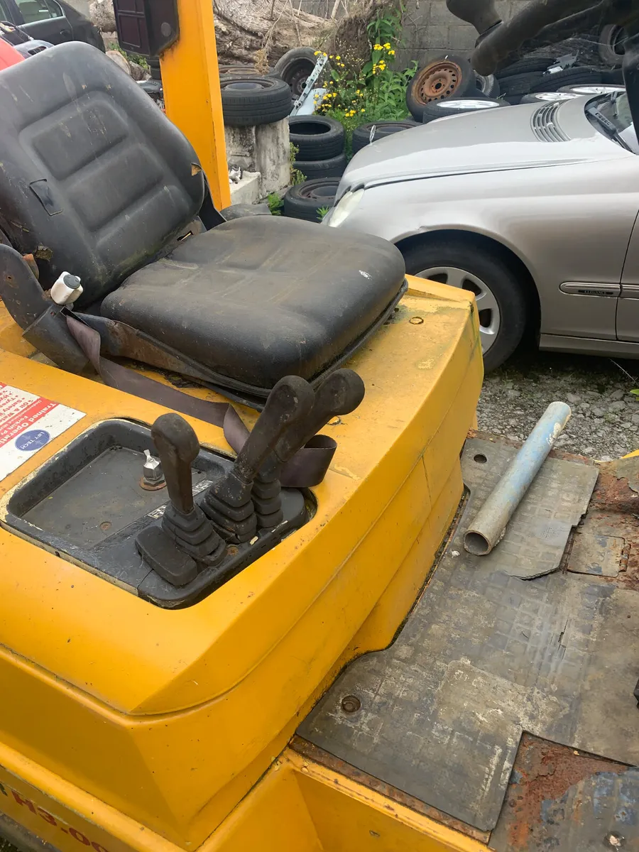 HYSTER  GAS FORKLIFT  NO DAMAGE - Image 2