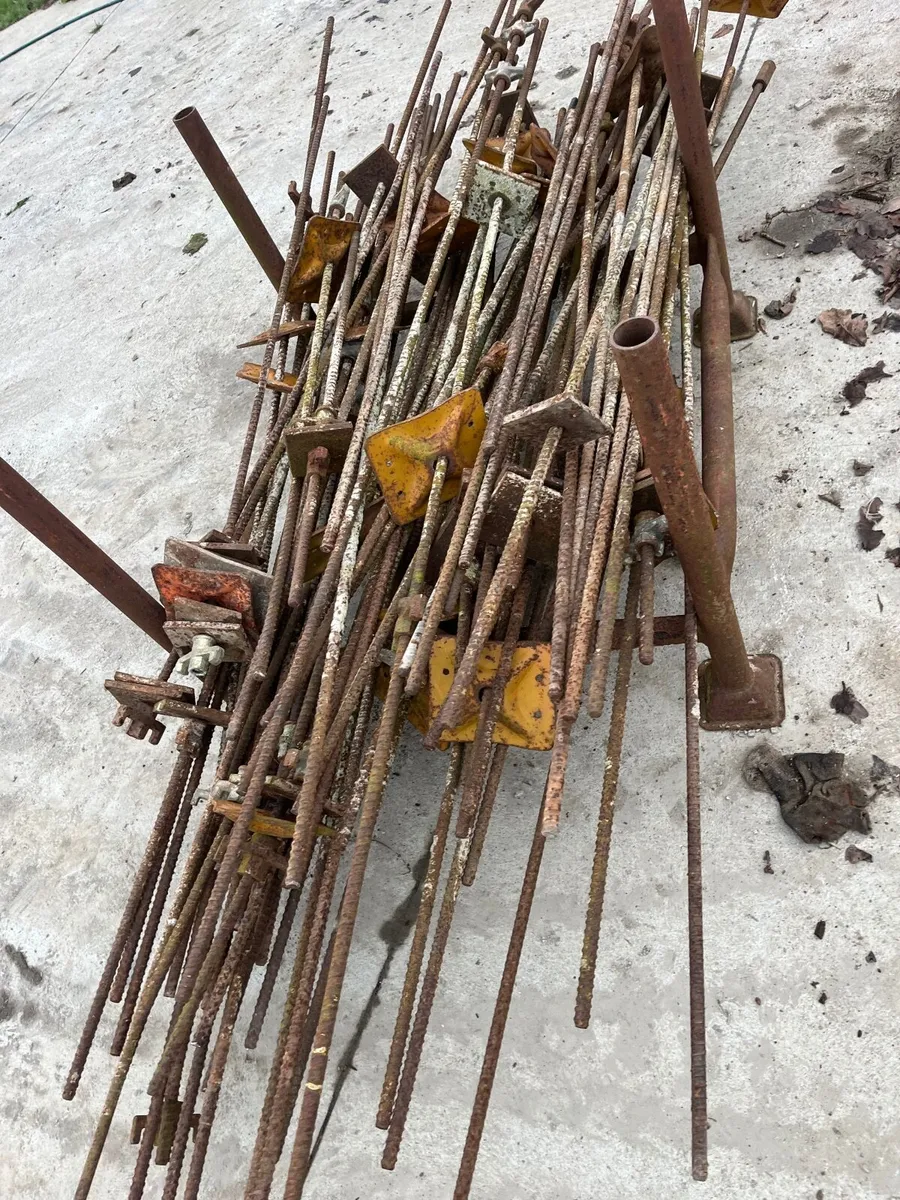 1m concrete skip, tripods for Acrow’s. Feet for ha - Image 1