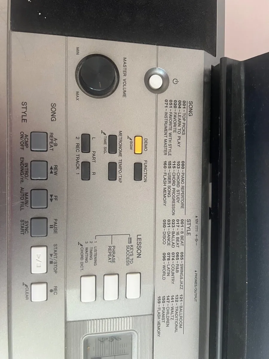 Yamaha PSR E353 digital keyboard with stand - Image 3
