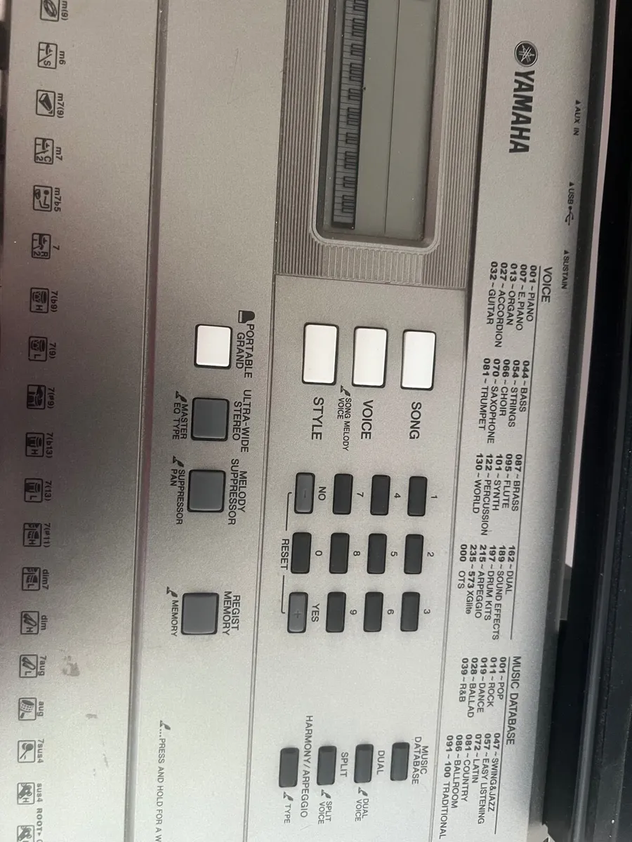 Yamaha PSR E353 digital keyboard with stand - Image 4