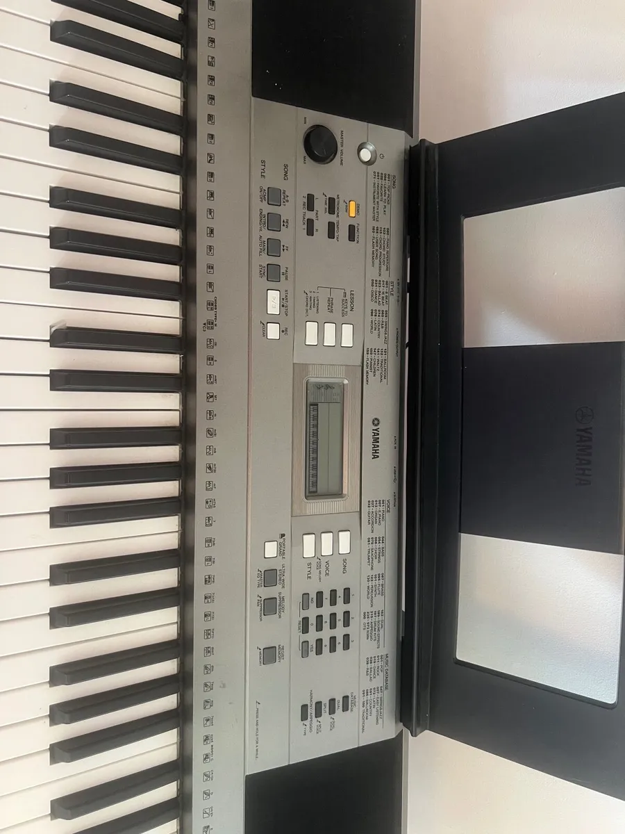 Yamaha PSR E353 digital keyboard with stand - Image 2