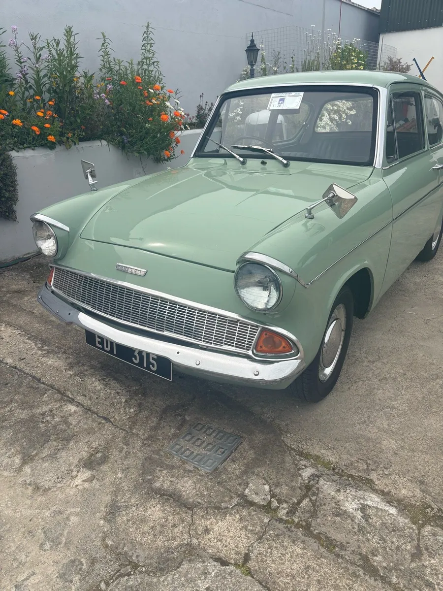 Vintage Car - Image 4