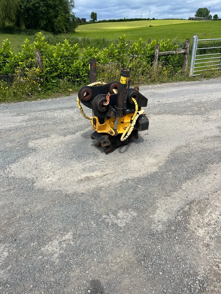 Engcon tilt rotator to suit 20 t excavator - Image 1