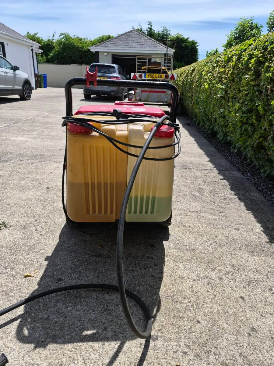 Hot and cold pressure washer - Image 1
