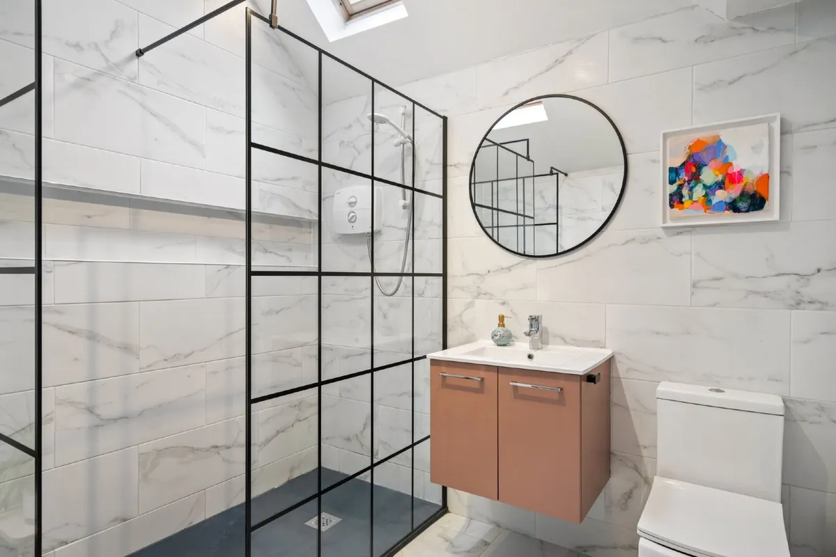 Shower panel - Image 1