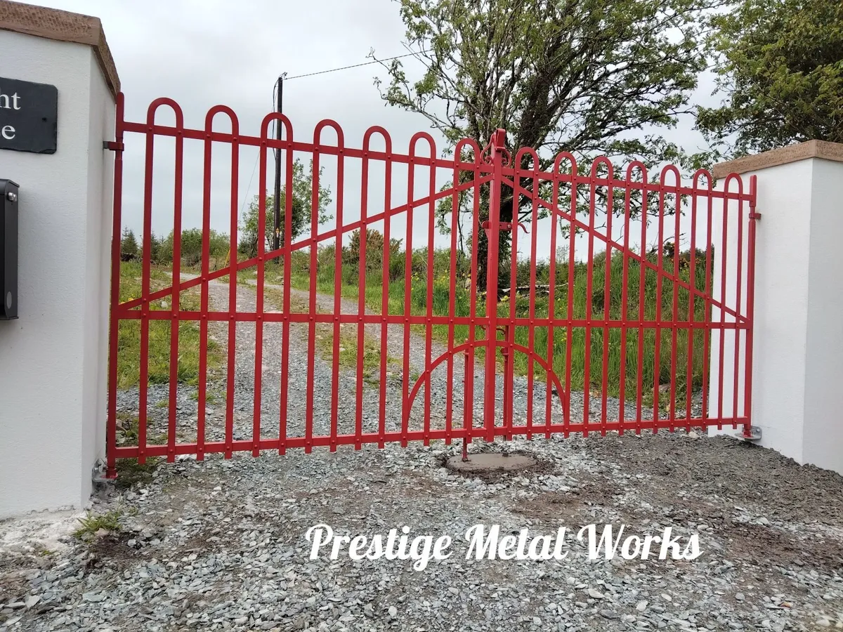 Traditional riveted gates - Image 2