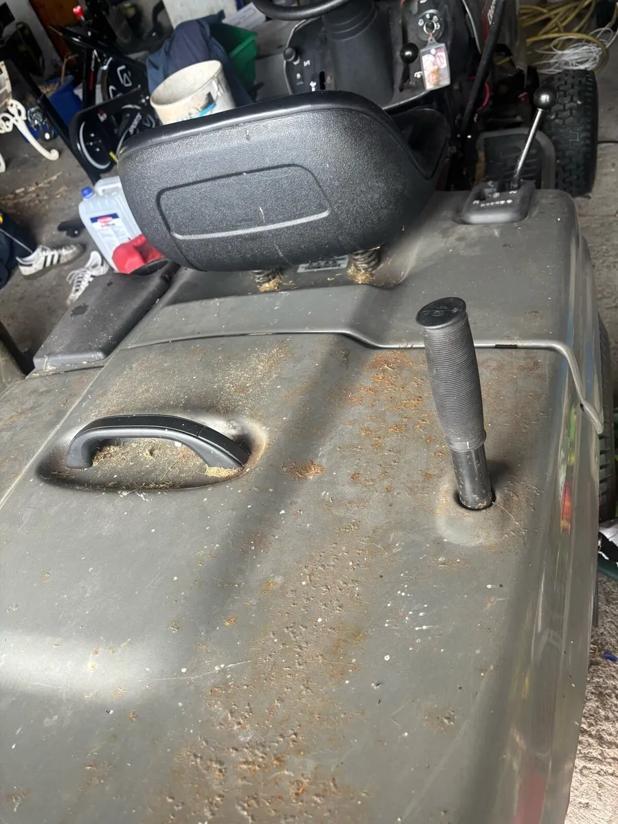 Craftsman ride on lawnmower - Image 4