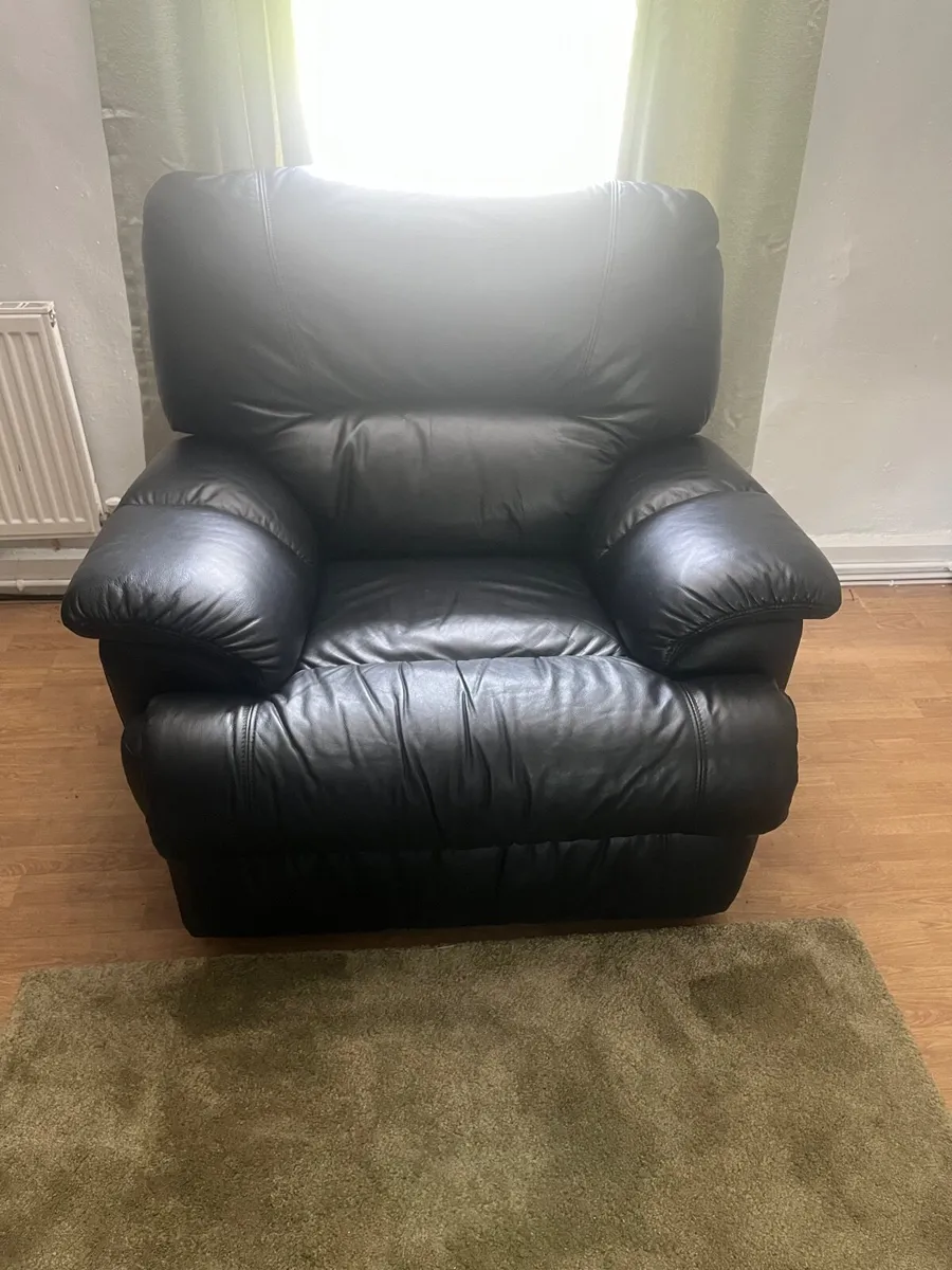 Black leather furniture suite - Image 1
