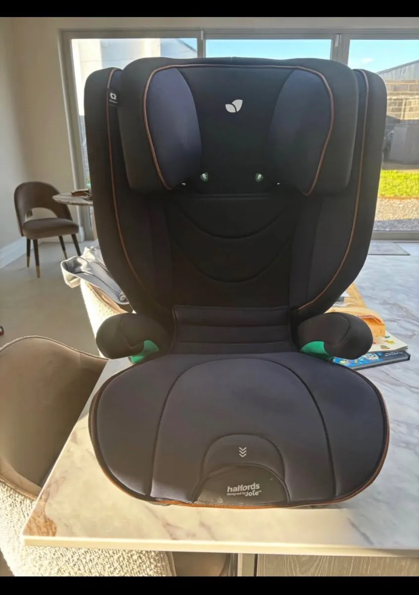 Joie x Halfords Isofix Car seat age 3-12 - Image 1
