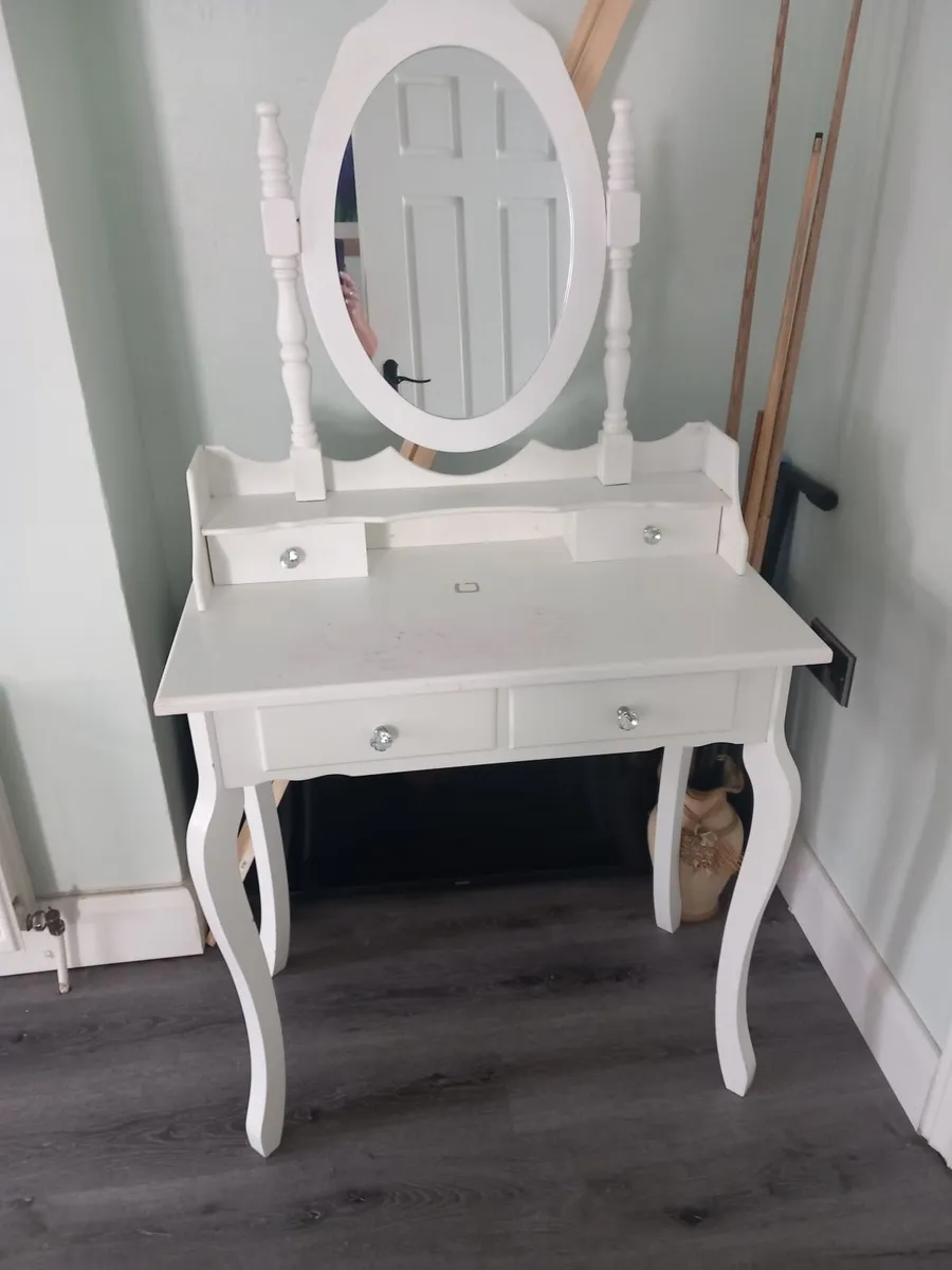Vanity table - Image 1