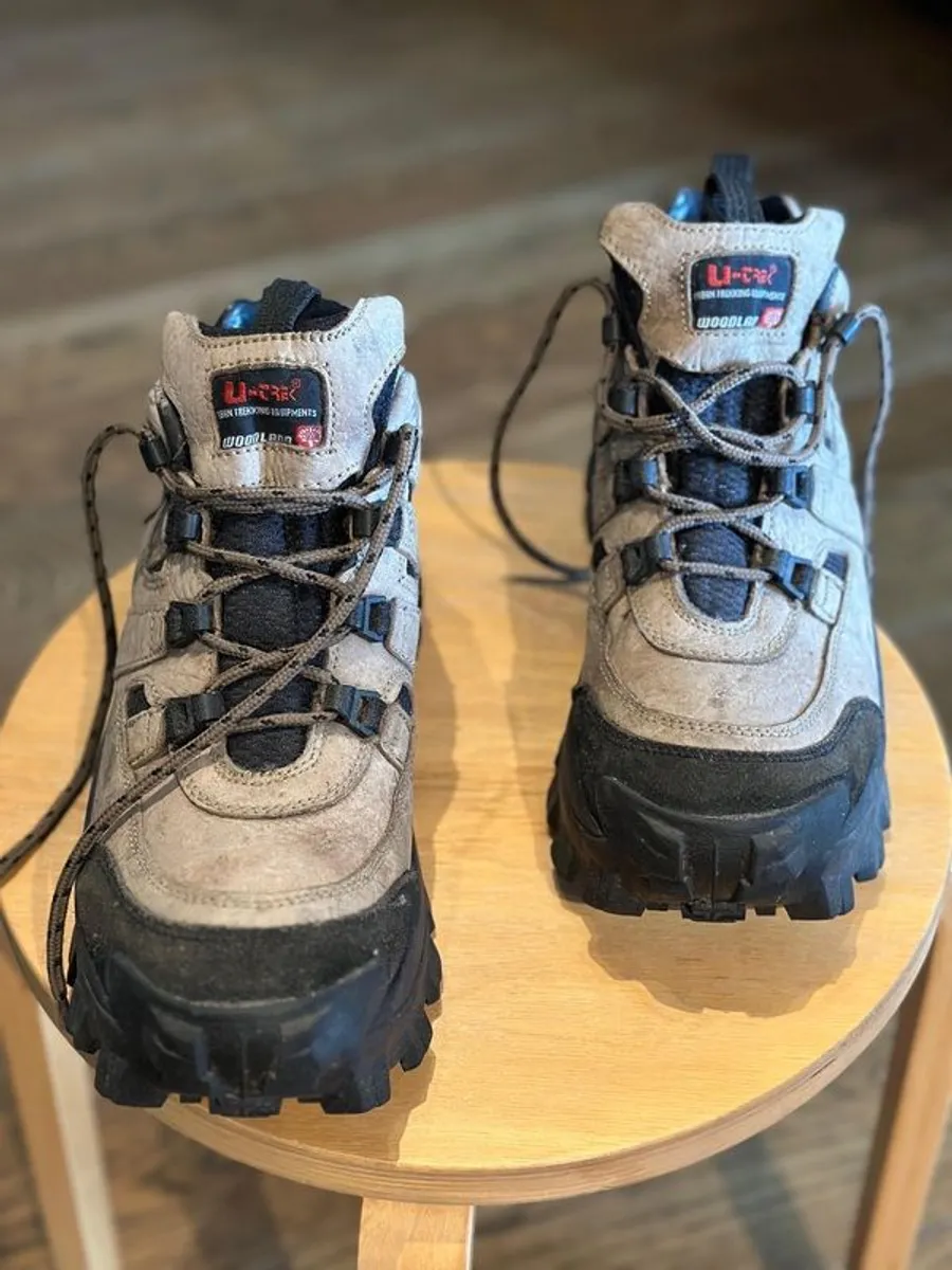 Hiking shoes - Image 2