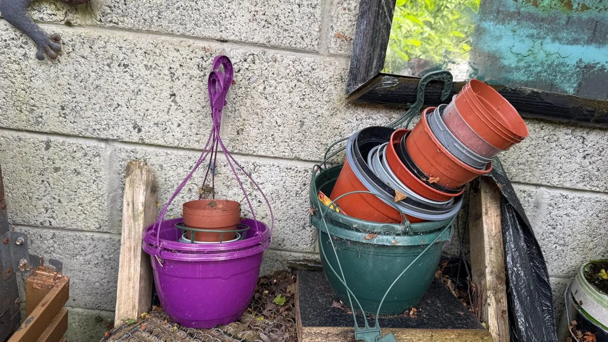 plastic flower pots - Image 1