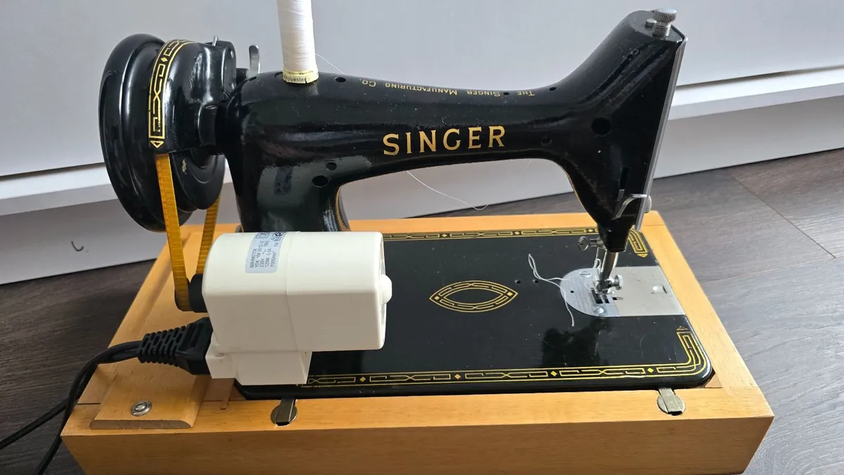 Singer Sewing Machine - Image 4