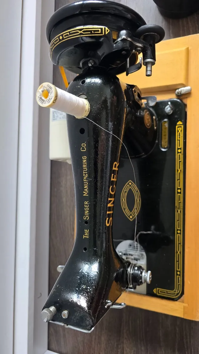 Singer Sewing Machine - Image 3