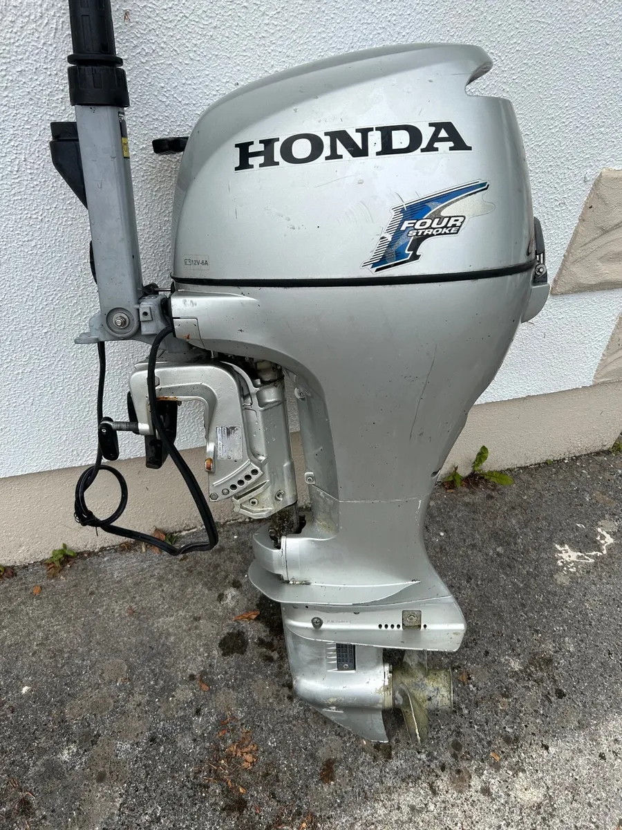 Lake boat and engine - Image 3