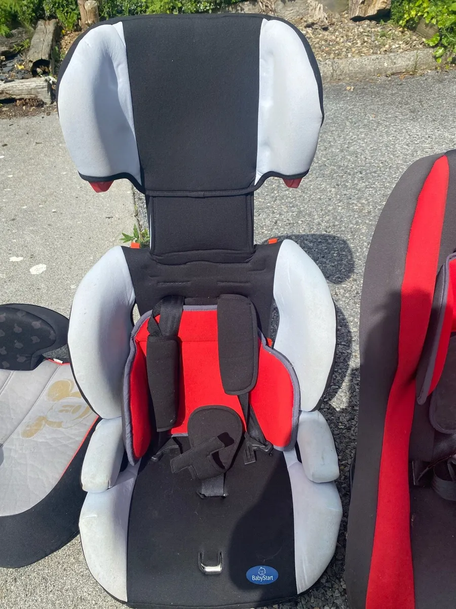 2 baby car seats little used in grandparents - Image 2