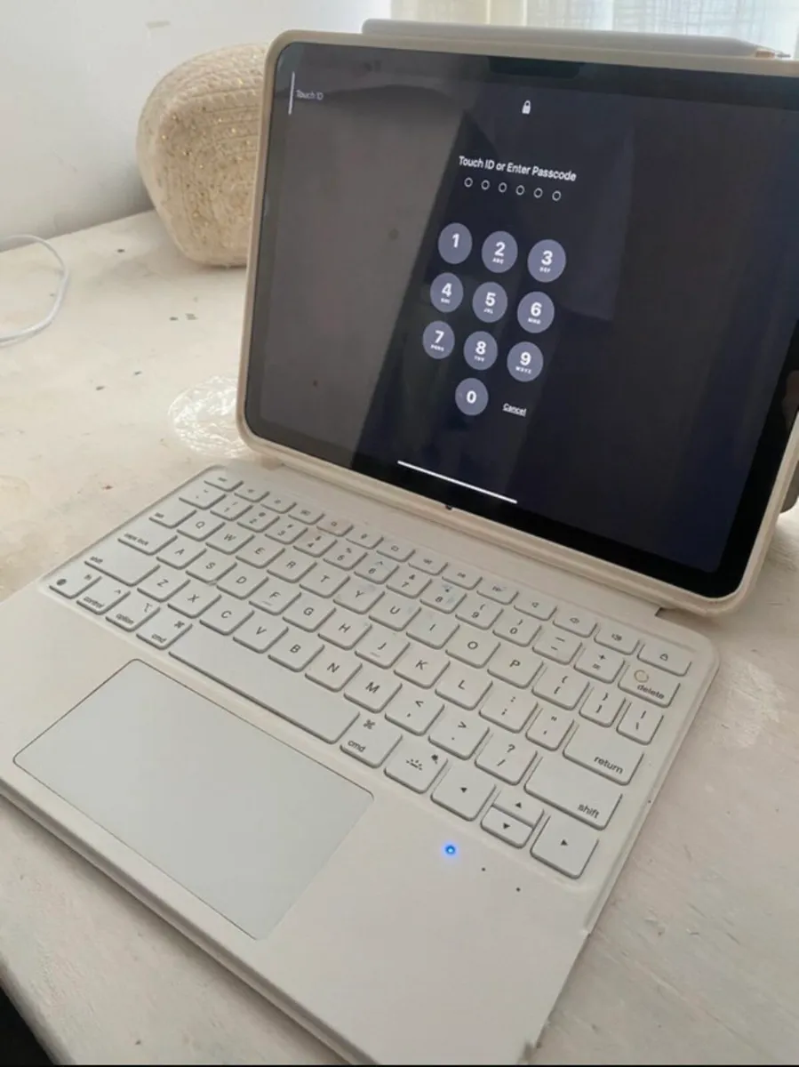 iPad Air 11 w/ Real Apple Pen and Case - Image 1
