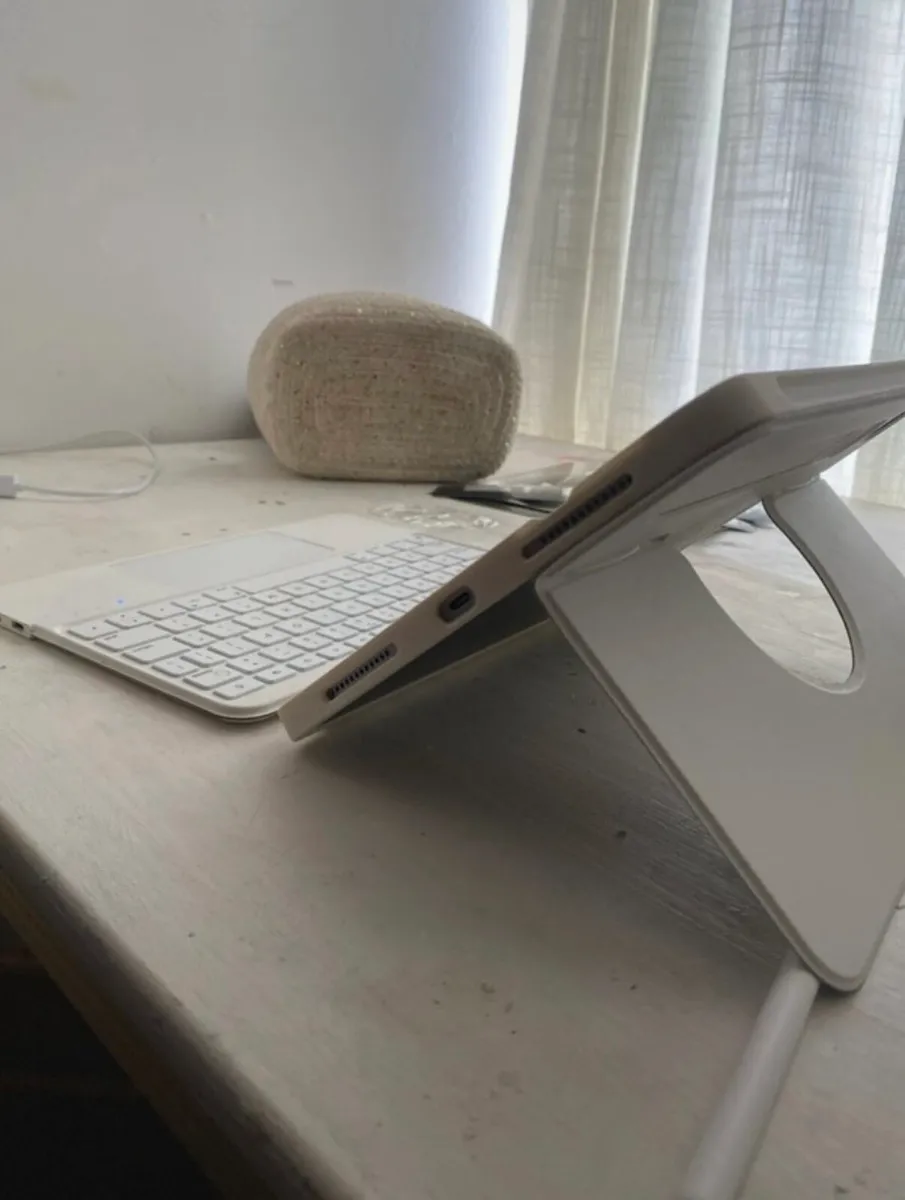 iPad Air 11 w/ Real Apple Pen and Case - Image 4