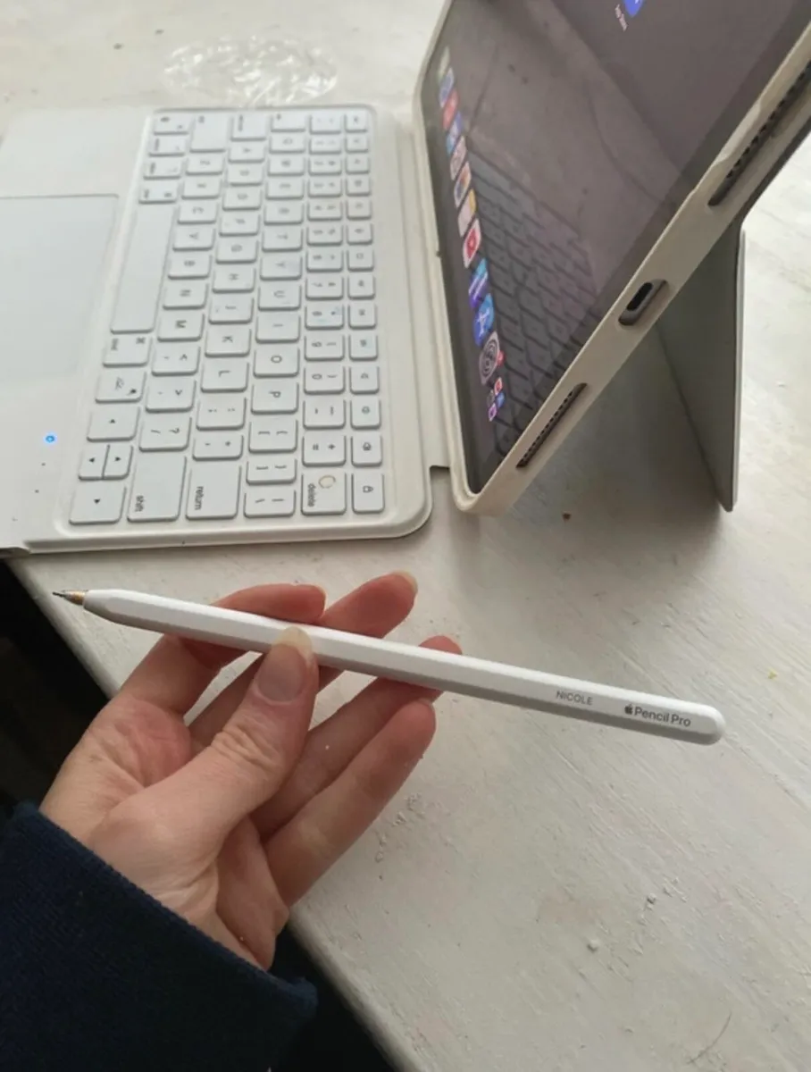 iPad Air 11 w/ Real Apple Pen and Case - Image 3