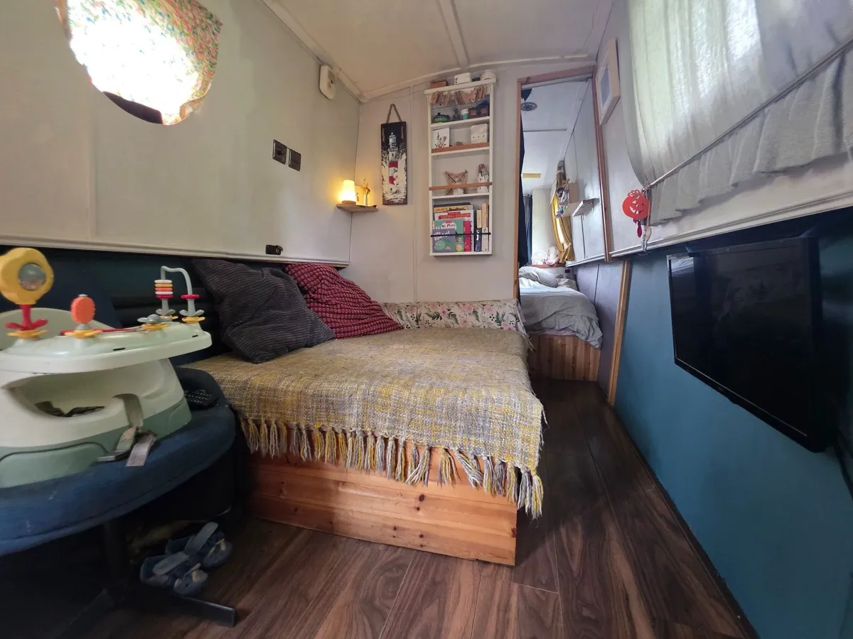 Liveaboard Off-grid House Boat 55ft - Image 3