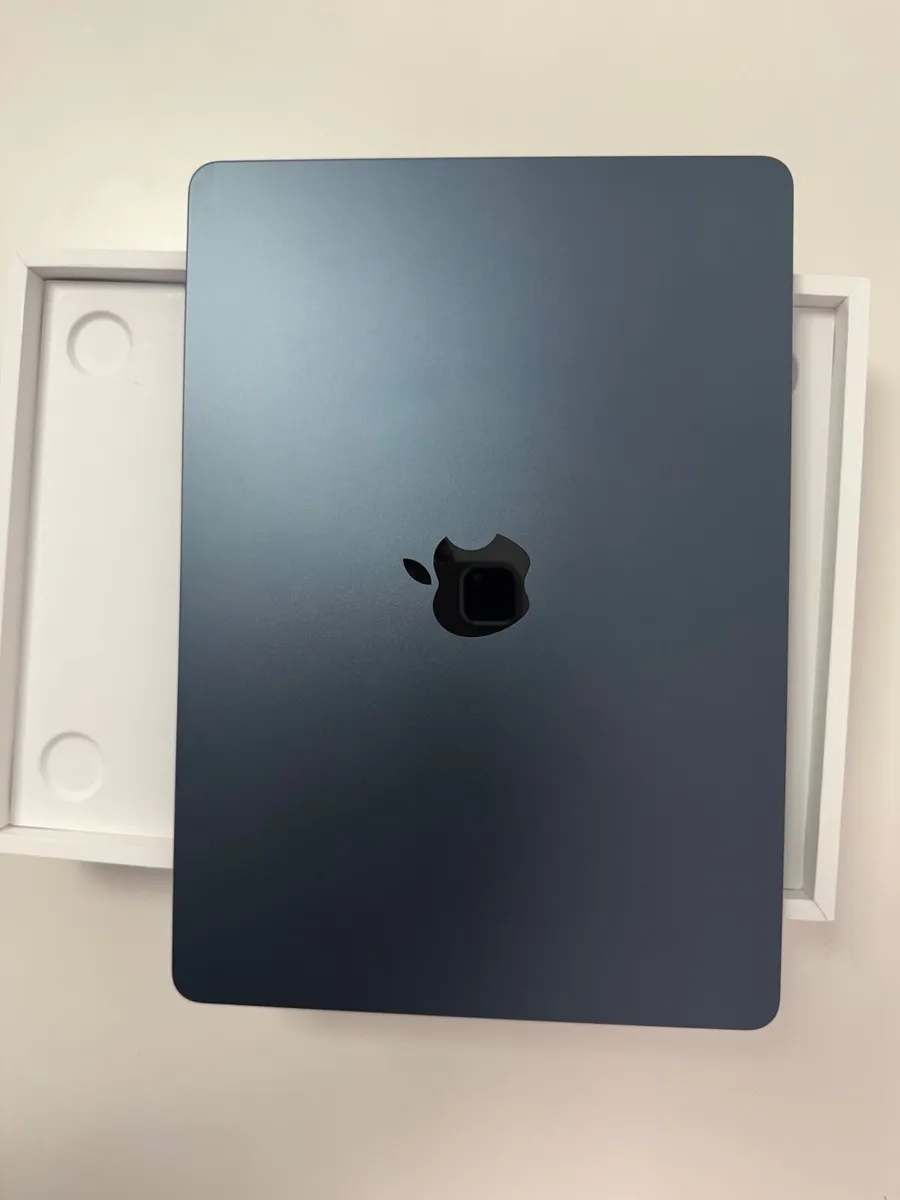 Apple MacBook Air - Image 3