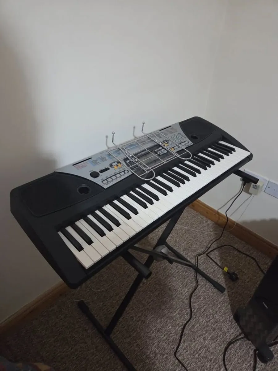 Yamaha PSR-175 Keyboard with Stand - Image 1