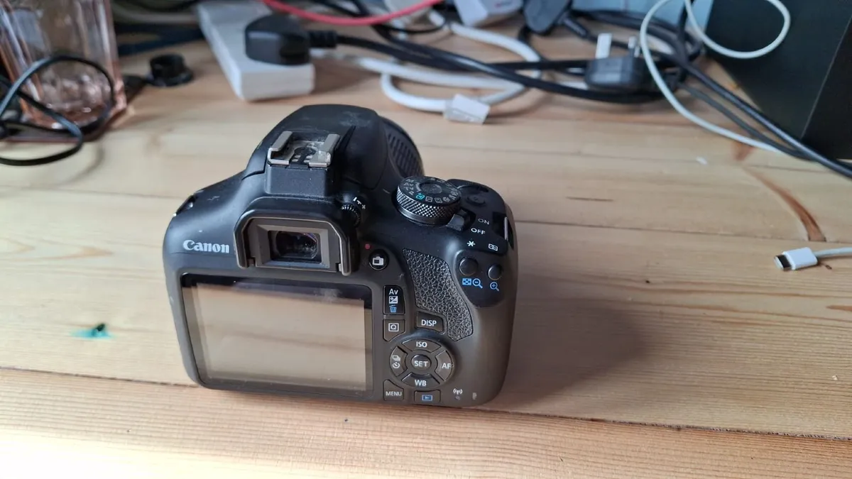 Canon EOS 2000D camera + Canon EF-S 18-55mm lens - Image 4