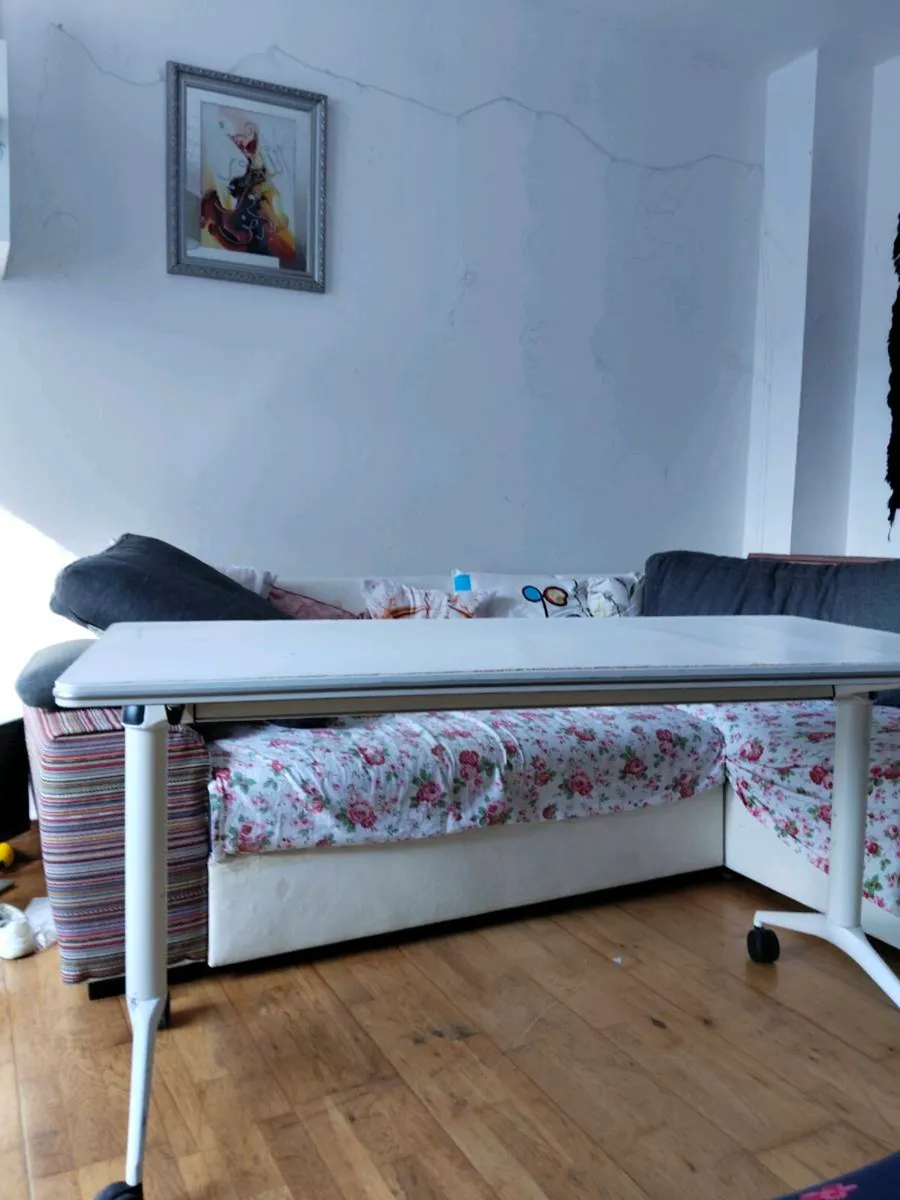Office desk - Image 1