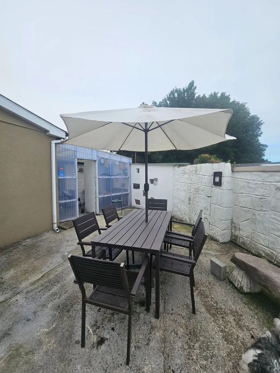 Outdoor table & chairs & outdoor umbrella - Image 1