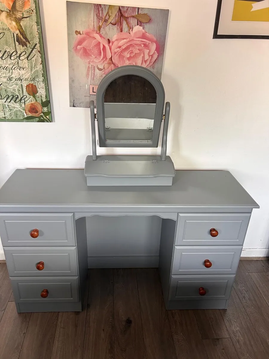 Dressing table with mirror - Image 1