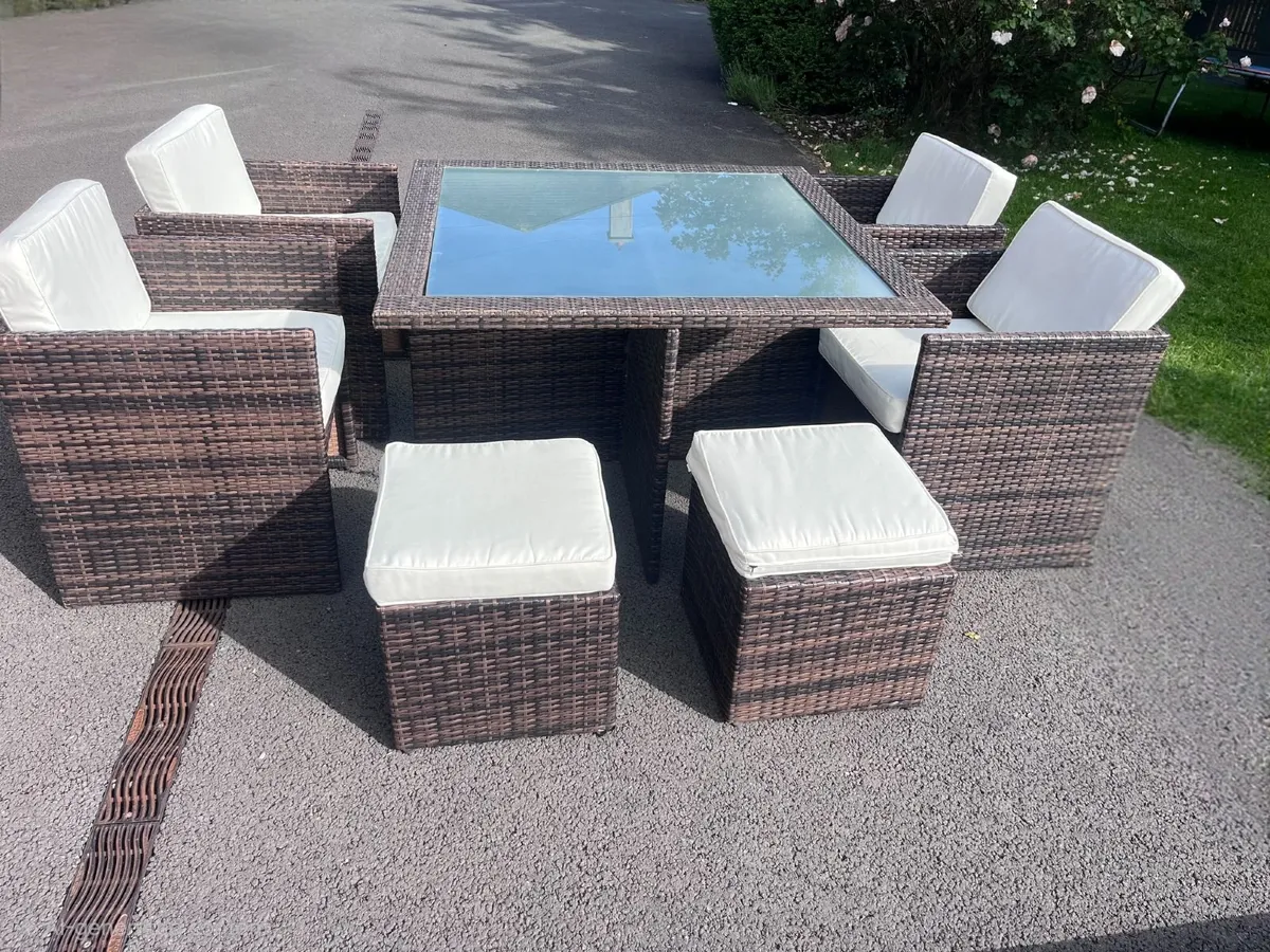 Outdoor furniture - Image 1