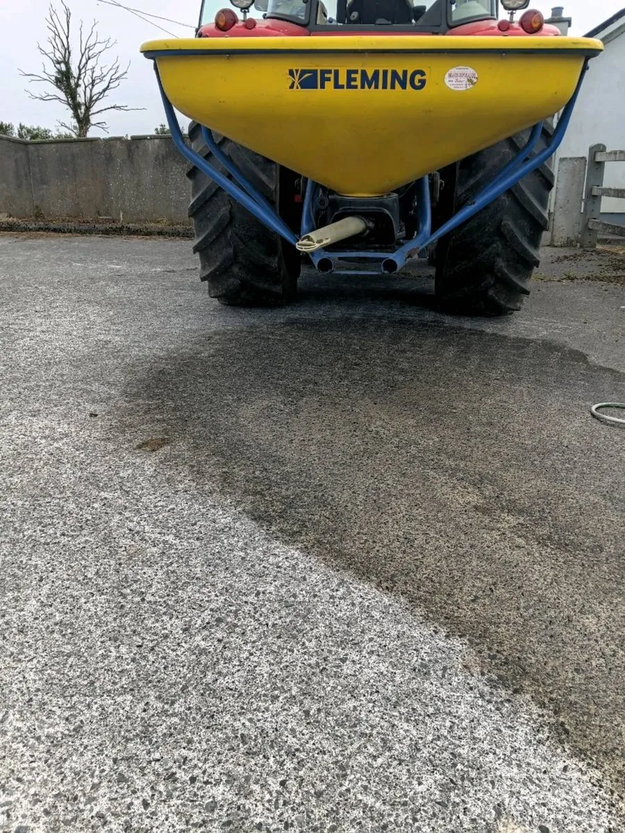 Fleming fertiliser spreader - Image 2