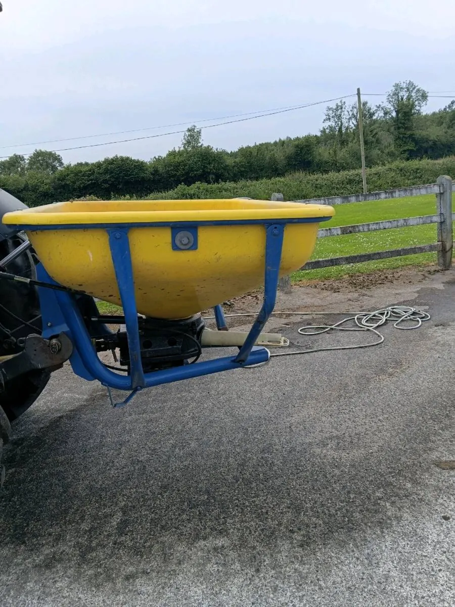 Fleming fertiliser spreader - Image 3