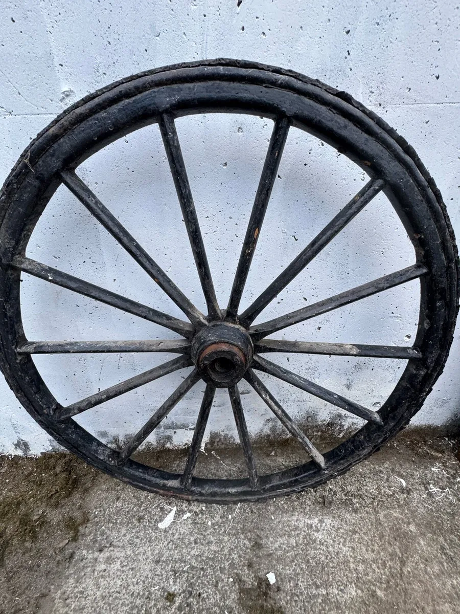 Vintage wagon wheel - Image 1
